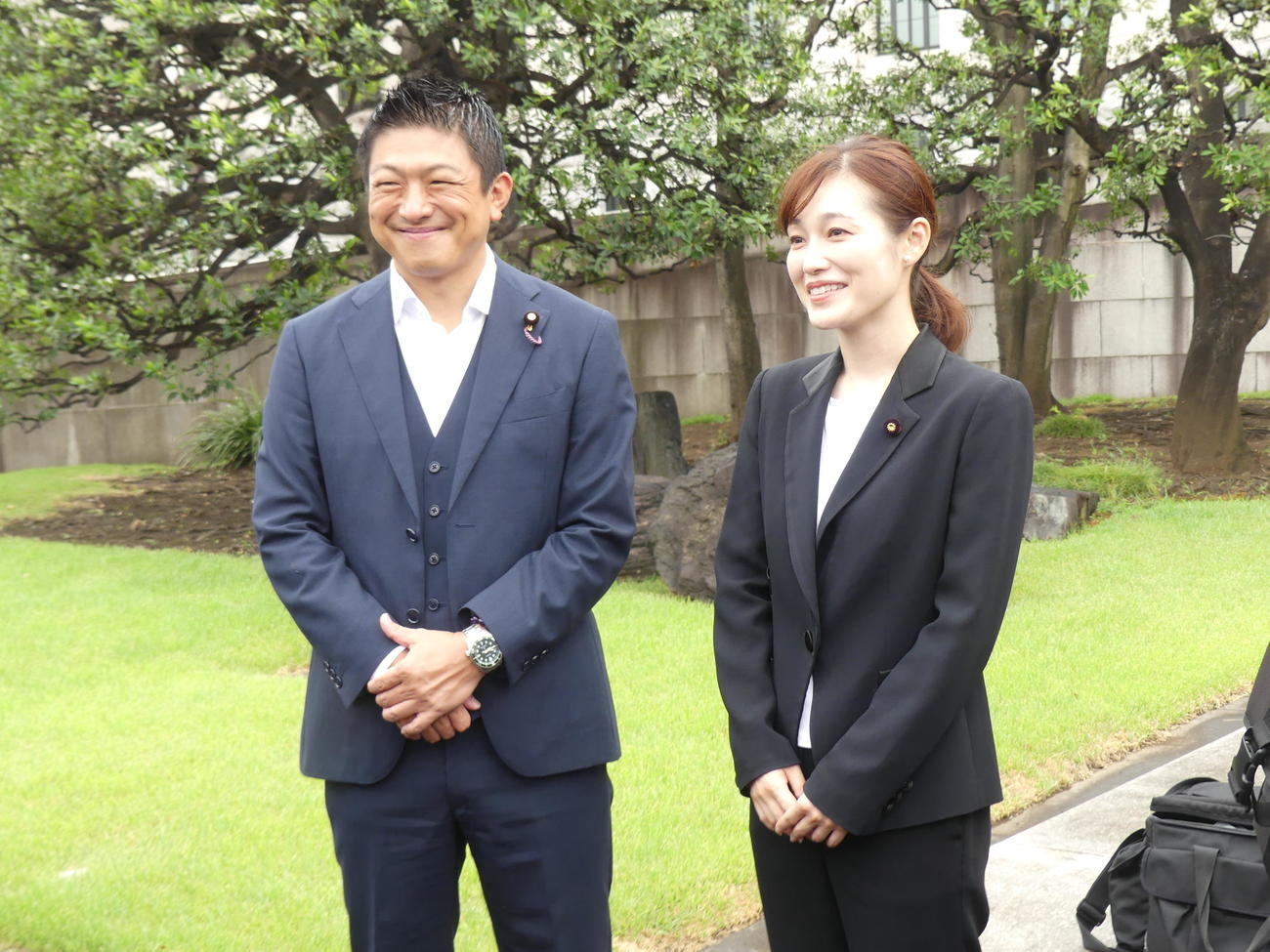 神谷宗幣代表（左）と写真撮影に応じる参政党の「さや」こと塩入清香氏（撮影・中山知子）