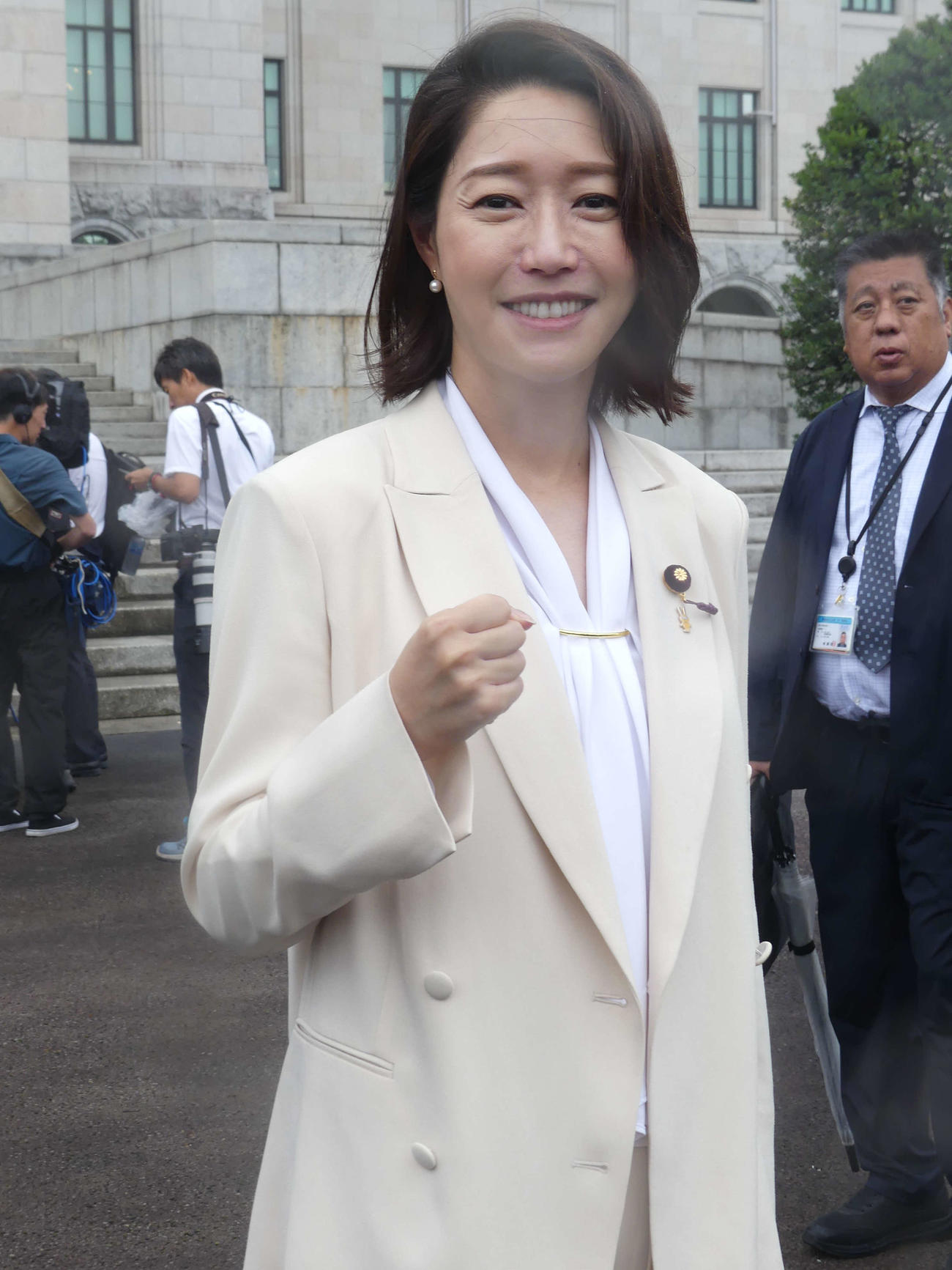 臨時国会が招集された国会に初登院し、ガッツポーズをみせる国民民主党の牛田茉友参院議員（撮影・中山知子）