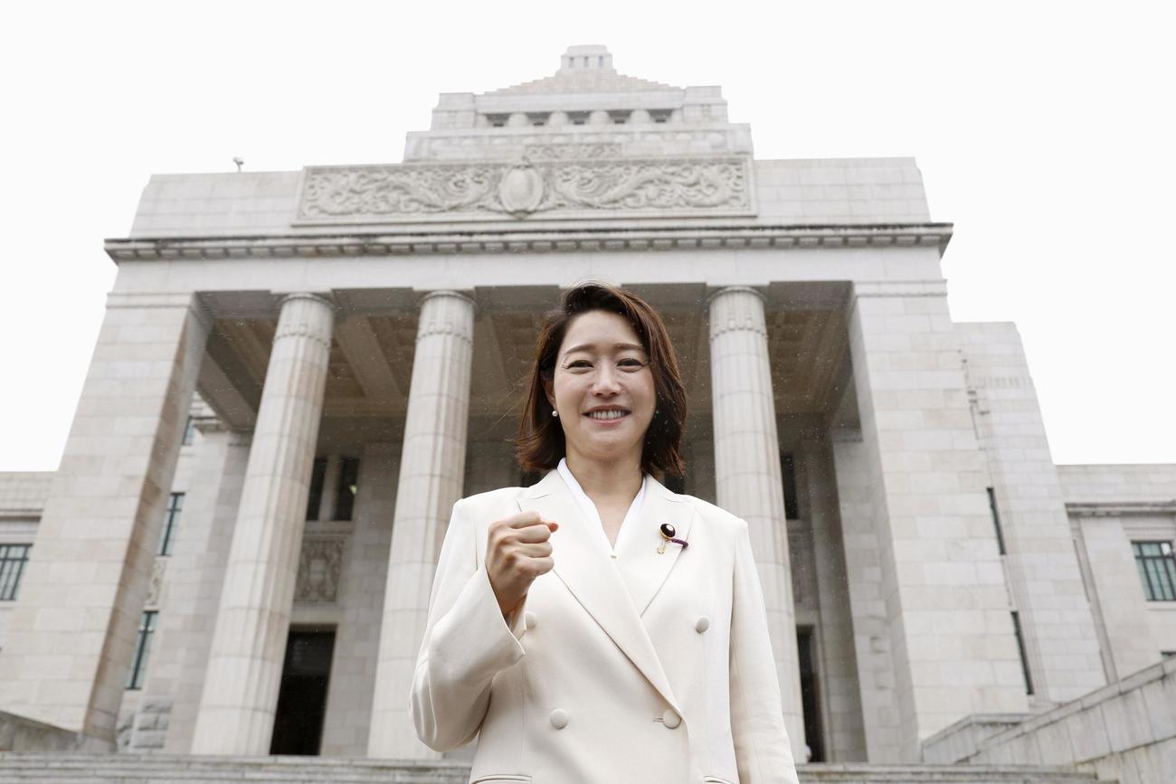 国会に初登院しポーズをとる国民民主党の牛田茉友参院議員（共同）