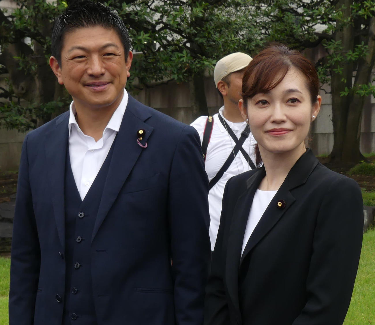 神谷宗幣代表（左）と写真撮影に応じる参政党の「さや」こと塩入清香氏（撮影・中山知子）