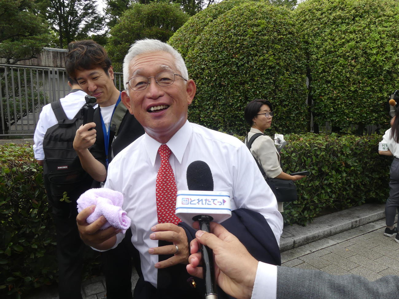 臨時国会が招集された国会に初登院し、笑顔で取材を受ける泉房穂氏（撮影・中山知子）