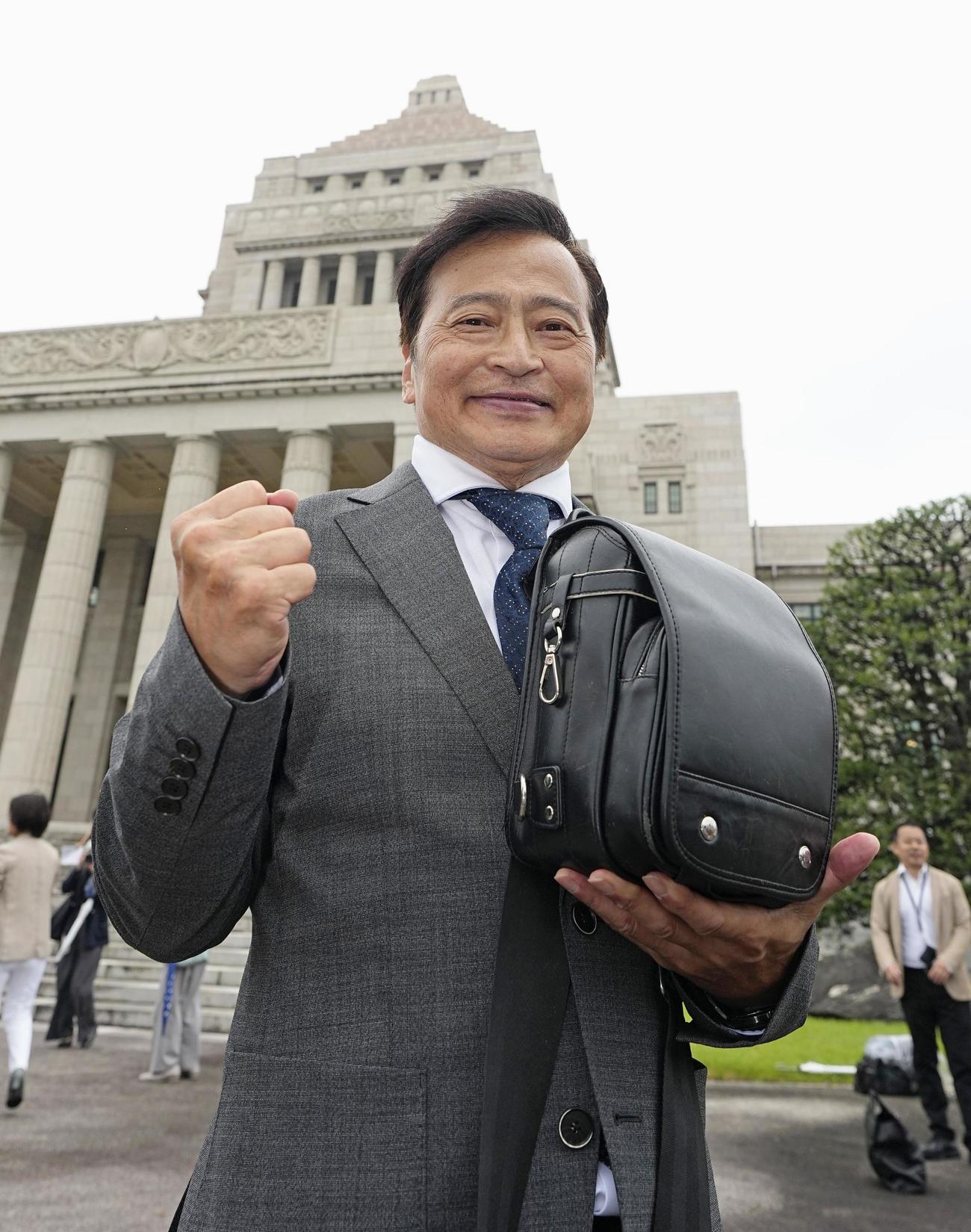 小さなランドセルを持参し初登院した社民党のラサール石井参院議員（共同）