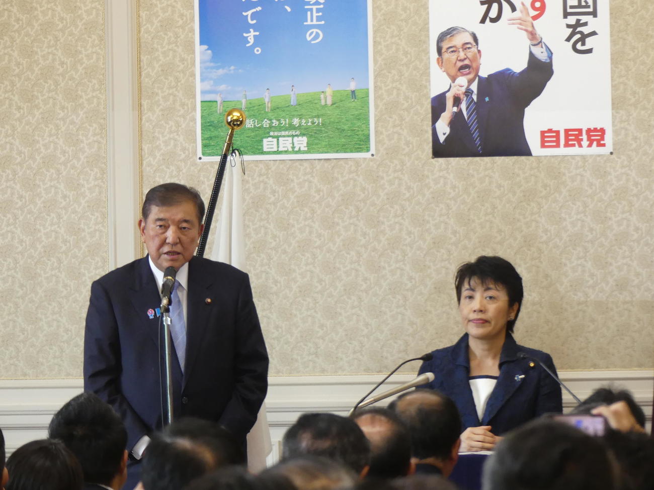 臨時国会召集日に自民党の両院議員総会であいさつする石破茂首相（撮影・中山知子）