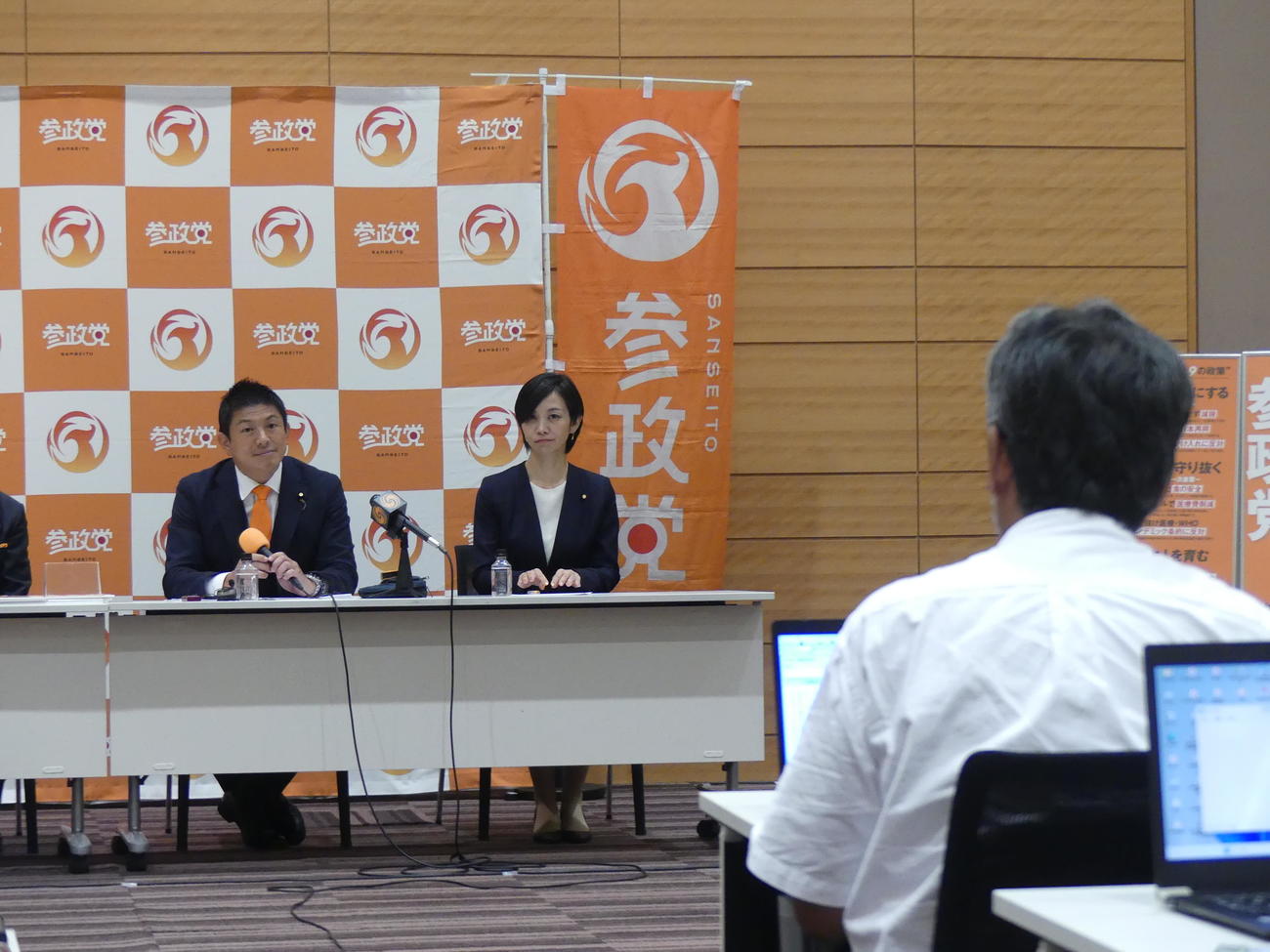 神谷宗幣代表に質問する神奈川新聞の記者
