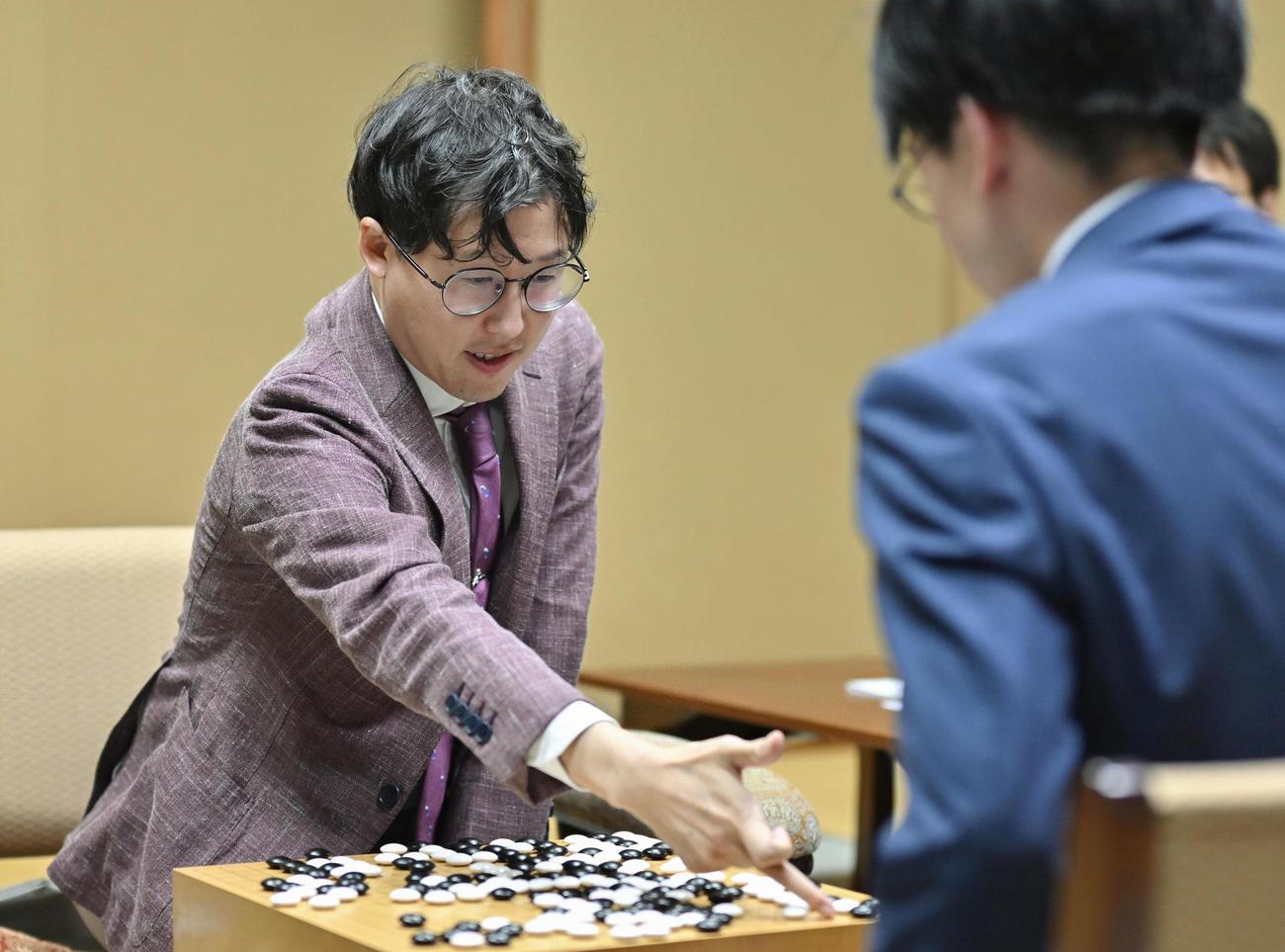 囲碁の第50期碁聖戦5番勝負の第4局で、芝野虎丸十段（右）を破った井山裕太碁聖（共同）