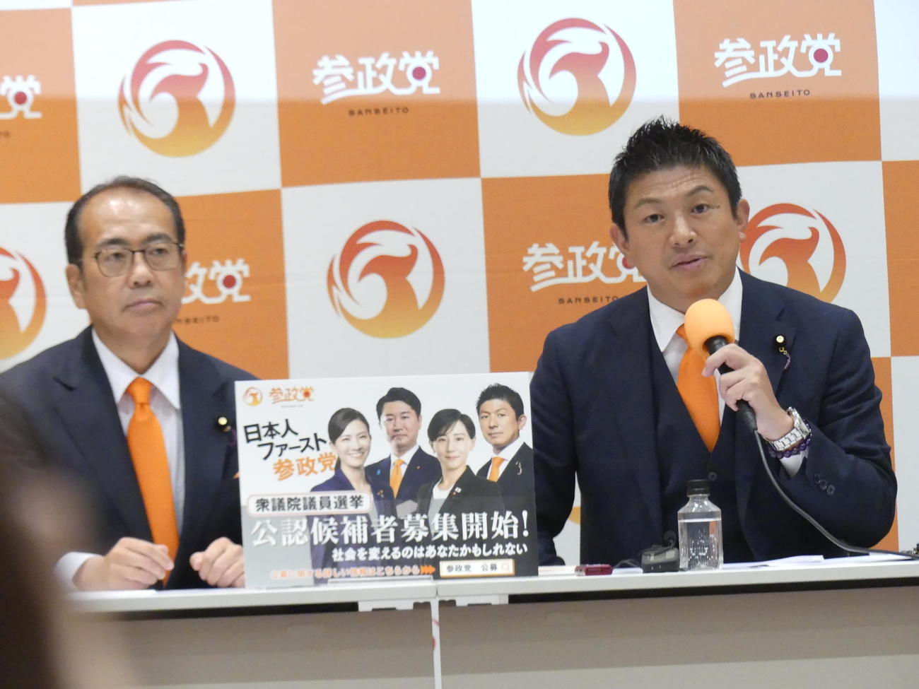 参政党の神谷宗幣代表（右）と幹事長・政調会長に就任した安藤裕参院議員（撮影・中山知子）