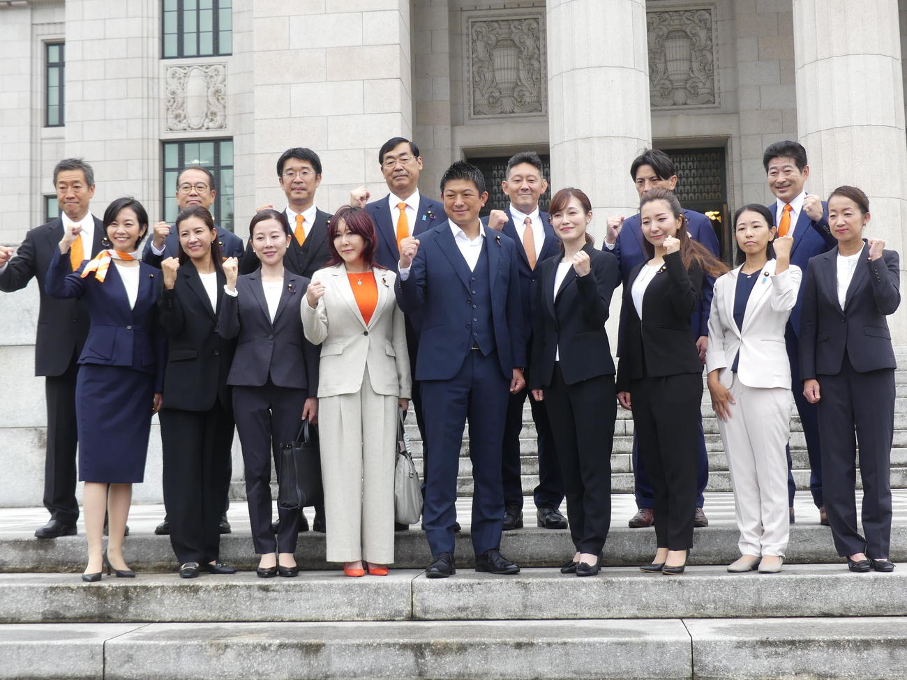 臨時国会召集で初登院した参政党の新人議員らは、神谷宗幣代表（前列中央）らとともに笑顔で記念撮影（撮影・中山知子）