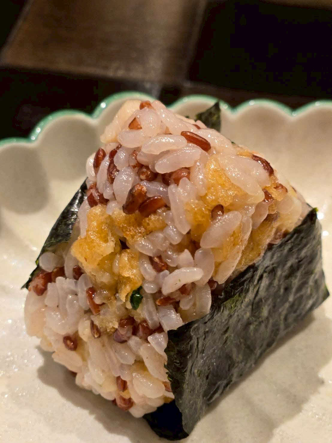 炊き上げた黒米とかき揚げで握ったおにぎり