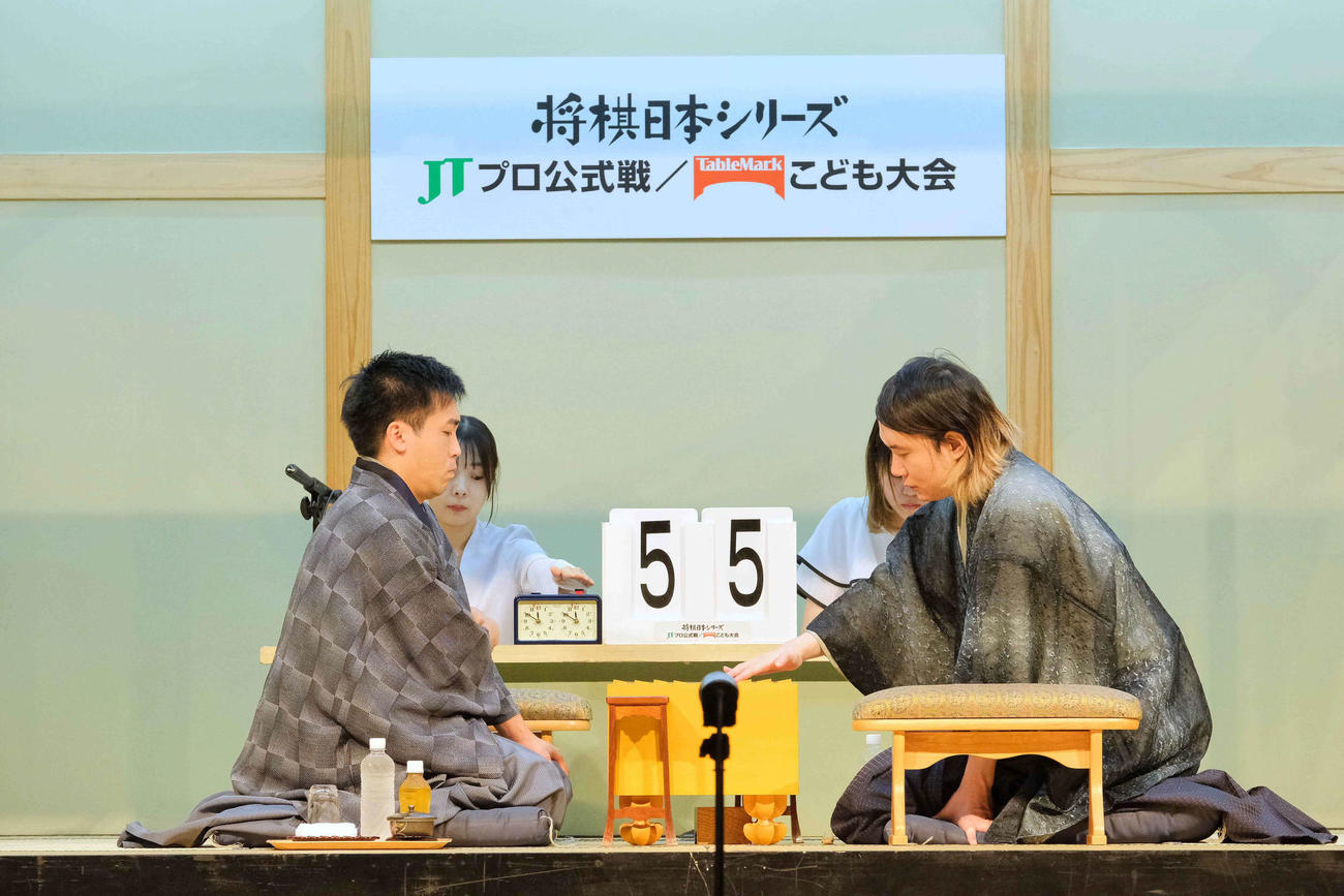 振り飛車党同士の対決は菅井竜也八段（左）を佐藤天彦九段（右）が下して初戦突破