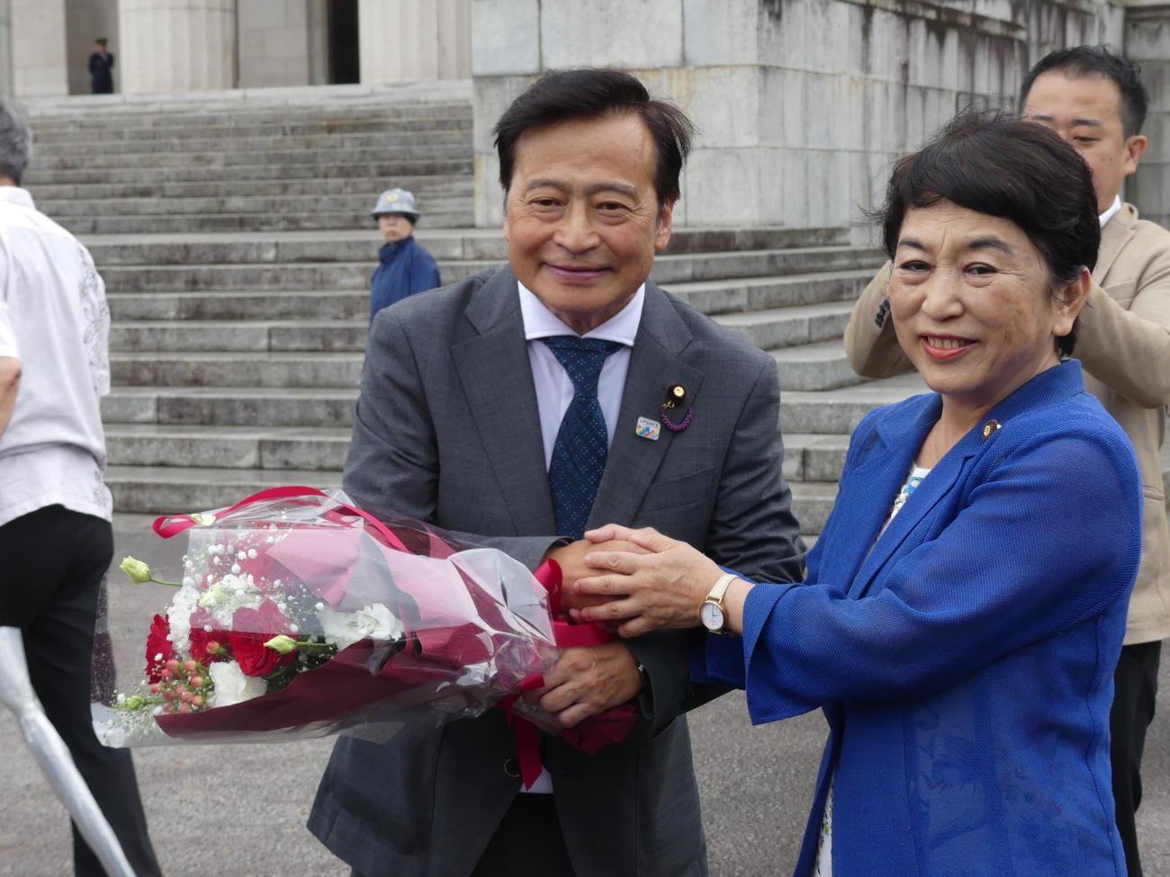 初登院し、福島瑞穂党首（右）から花束を受け取る社民党のサラール石井氏（2025年8月1日撮影）