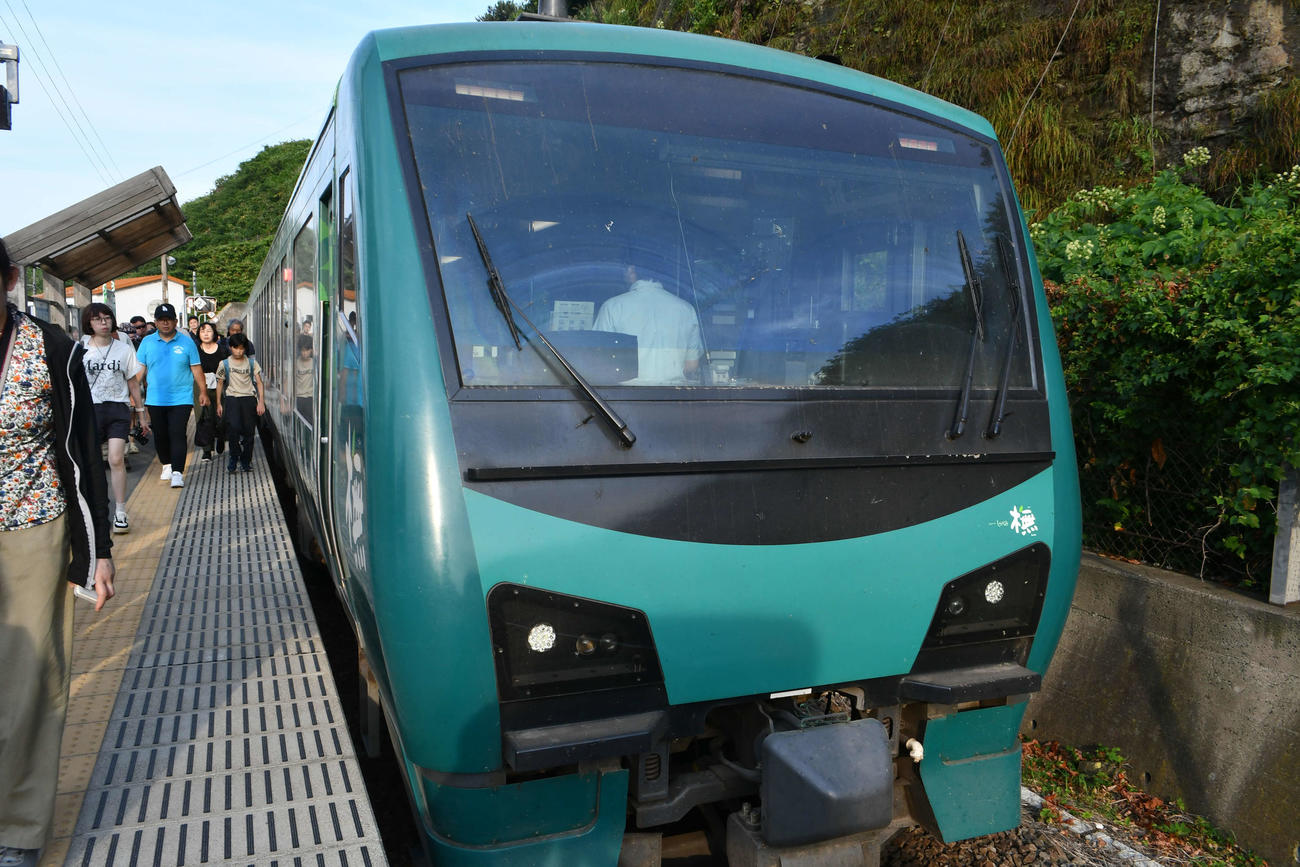千畳敷駅でしばらく停車する「リゾートしらかみ」の「橅（ぶな）」