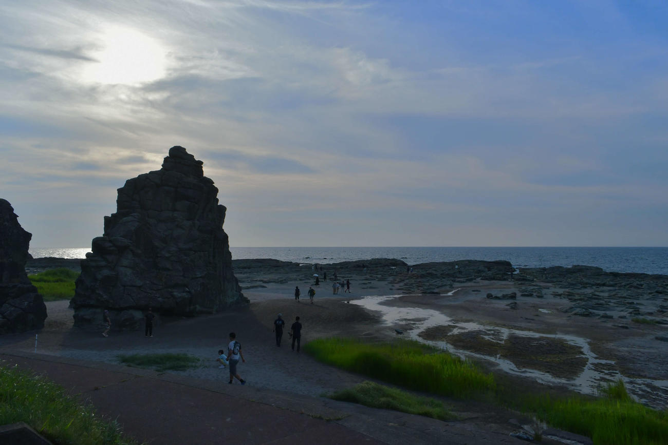 千畳敷の荒々しい岩浜と日本海に沈む夕日