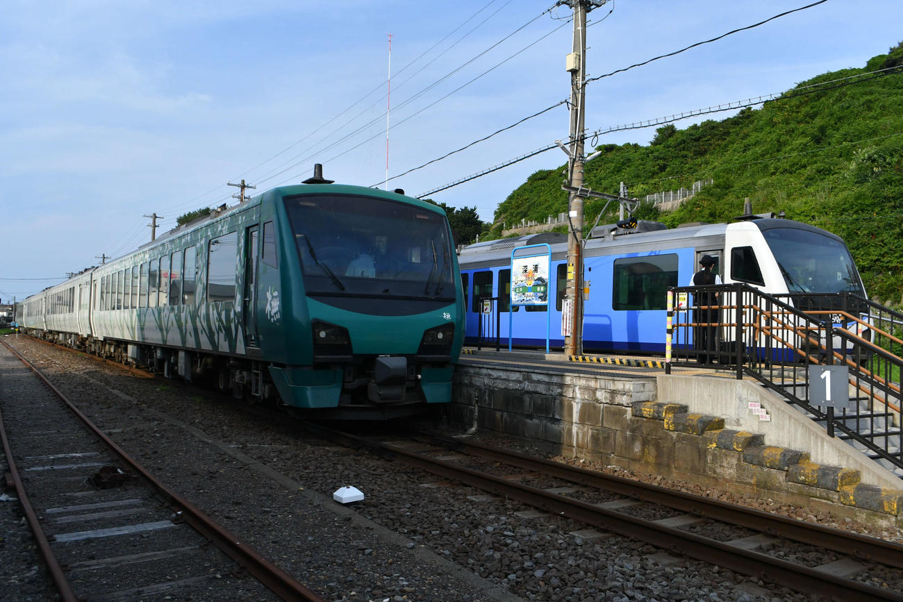 深浦駅で待ち合わせをして弘前方面に向かう「リゾートしらかみ」の「橅（ぶな）」（手前）と秋田方面に向かう「青池」