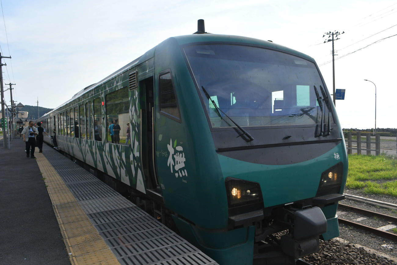 深浦駅で停車中の「リゾートしらかみ」の「橅」