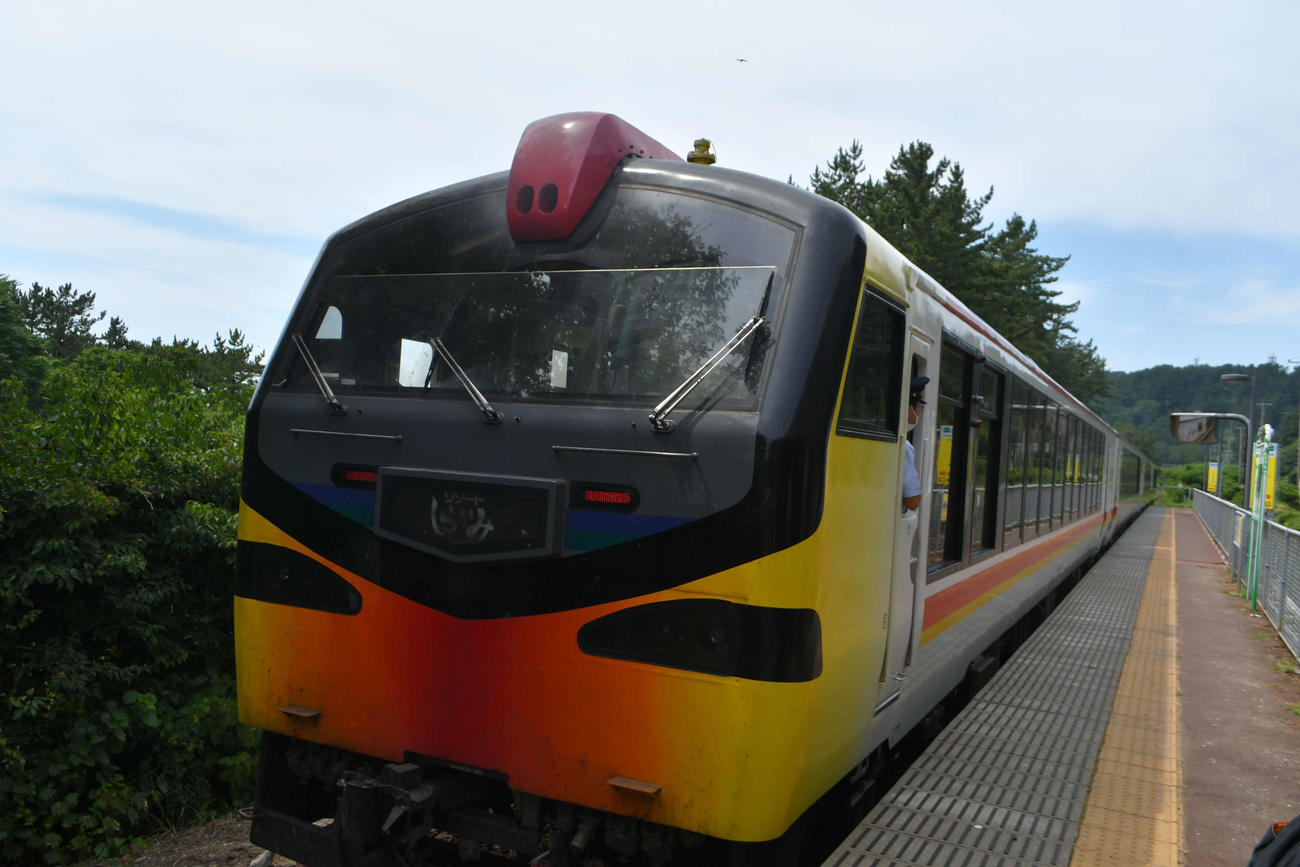 十二湖駅に到着した観光列車「リゾートしらかみ」の「くまげら」