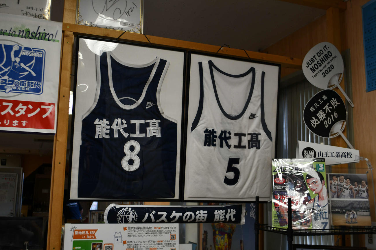 能代駅の改札口左手に展示されている能代工バスケ部のユニホームや応援グッズ