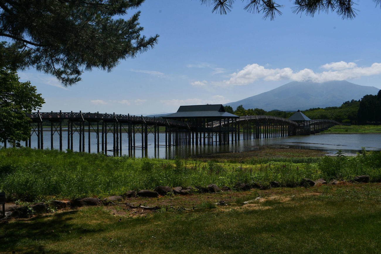 岩木山をバックにした鶴の舞橋