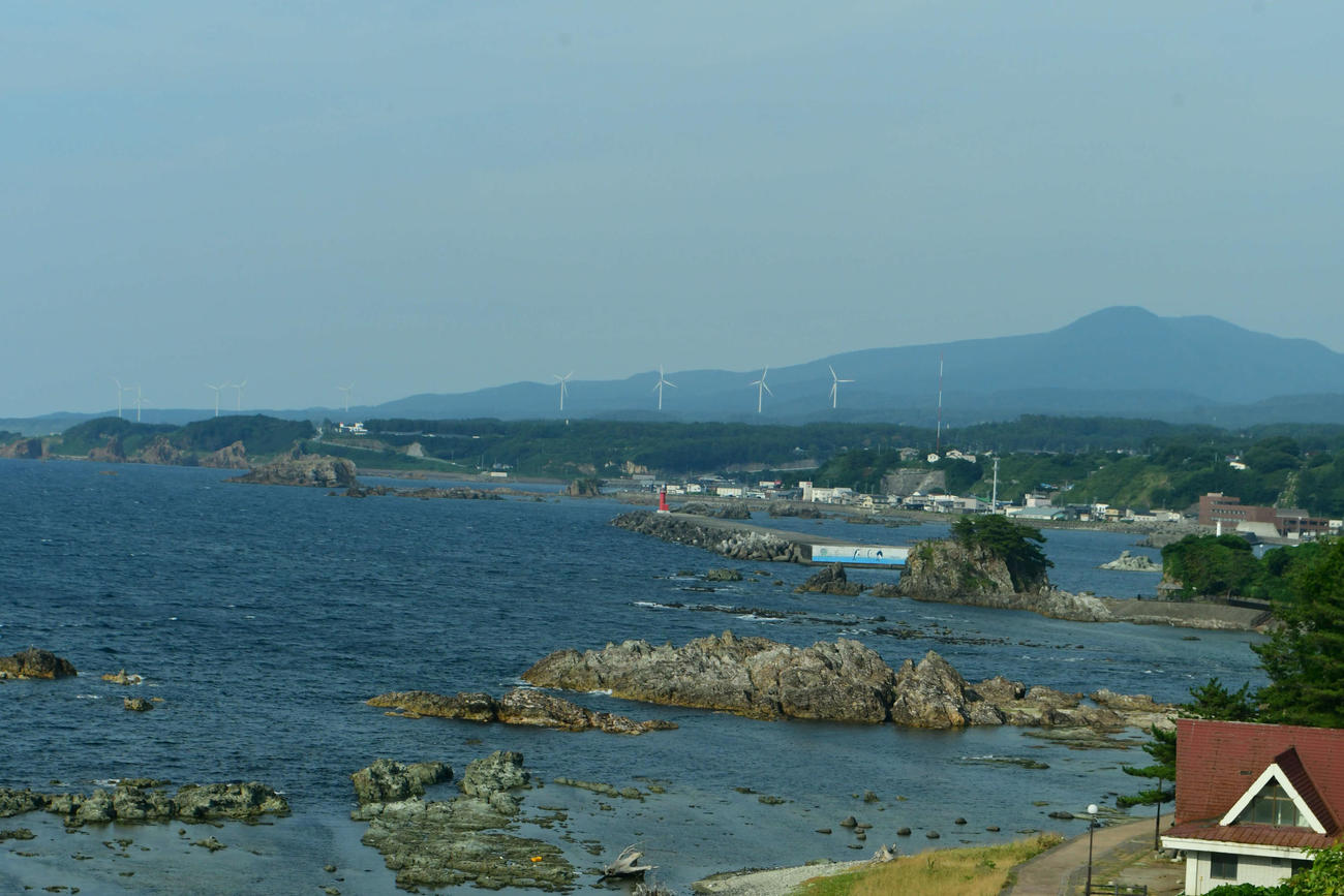 「リゾートしらかみ」の車窓から楽しめる日本海沿岸の景色