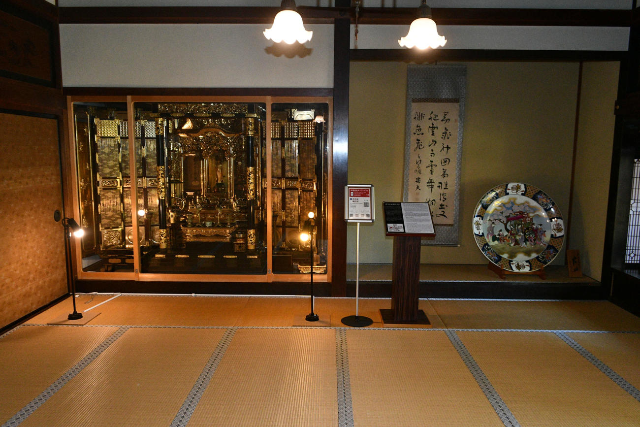 大地主としての威容を誇る斜陽館に現存する仏壇