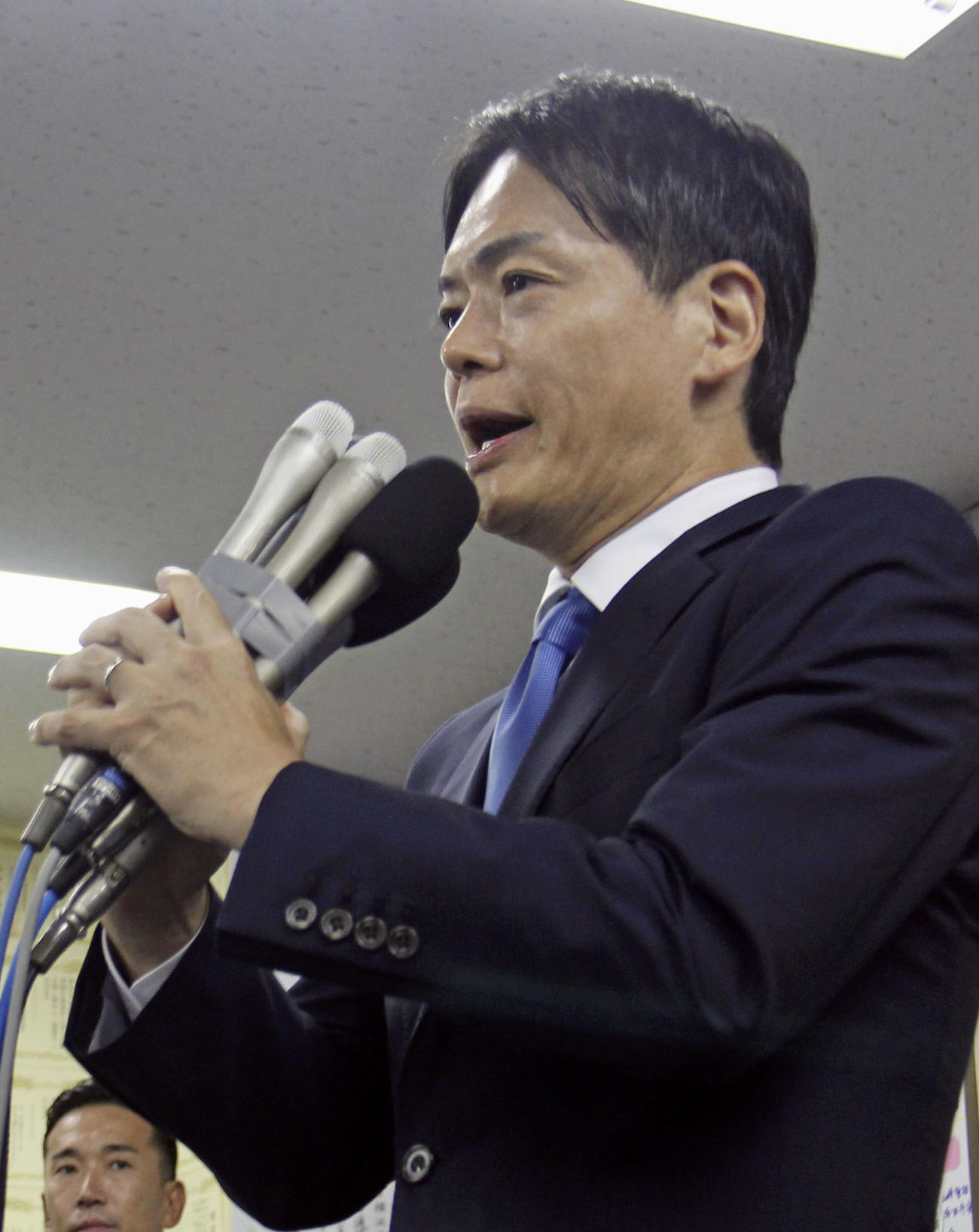 横浜市長選で当選が決まり、あいさつする山中竹春氏（共同）