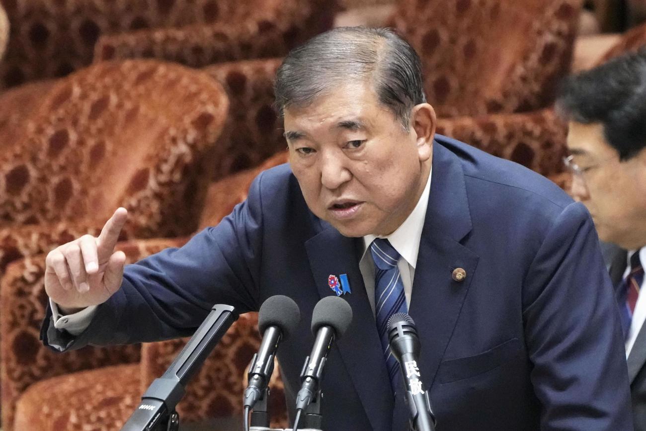 衆院予算委の集中審議で答弁する石破首相＝4日午前（共同）