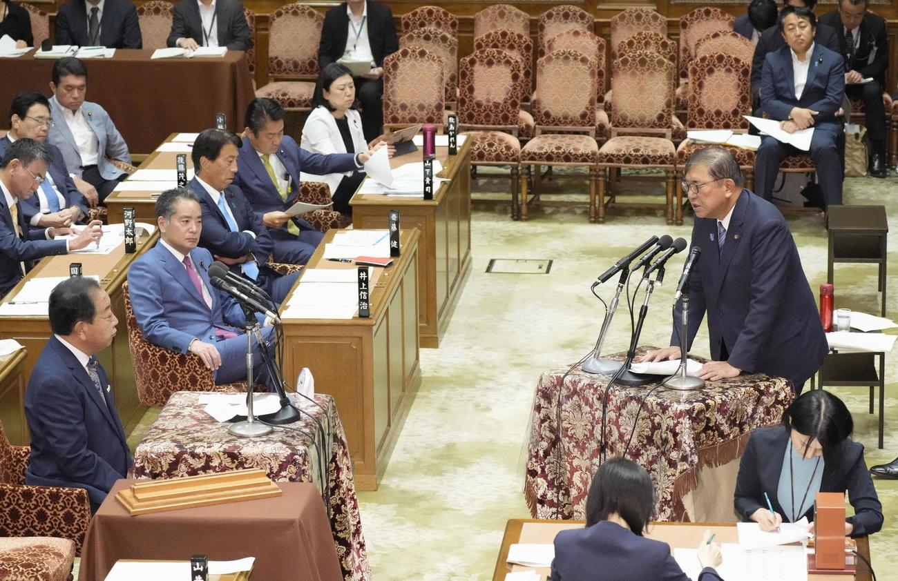 衆院予算委の集中審議で、立憲民主党の野田代表（左手前）の質問に答弁する石破首相＝4日午前（共同）
