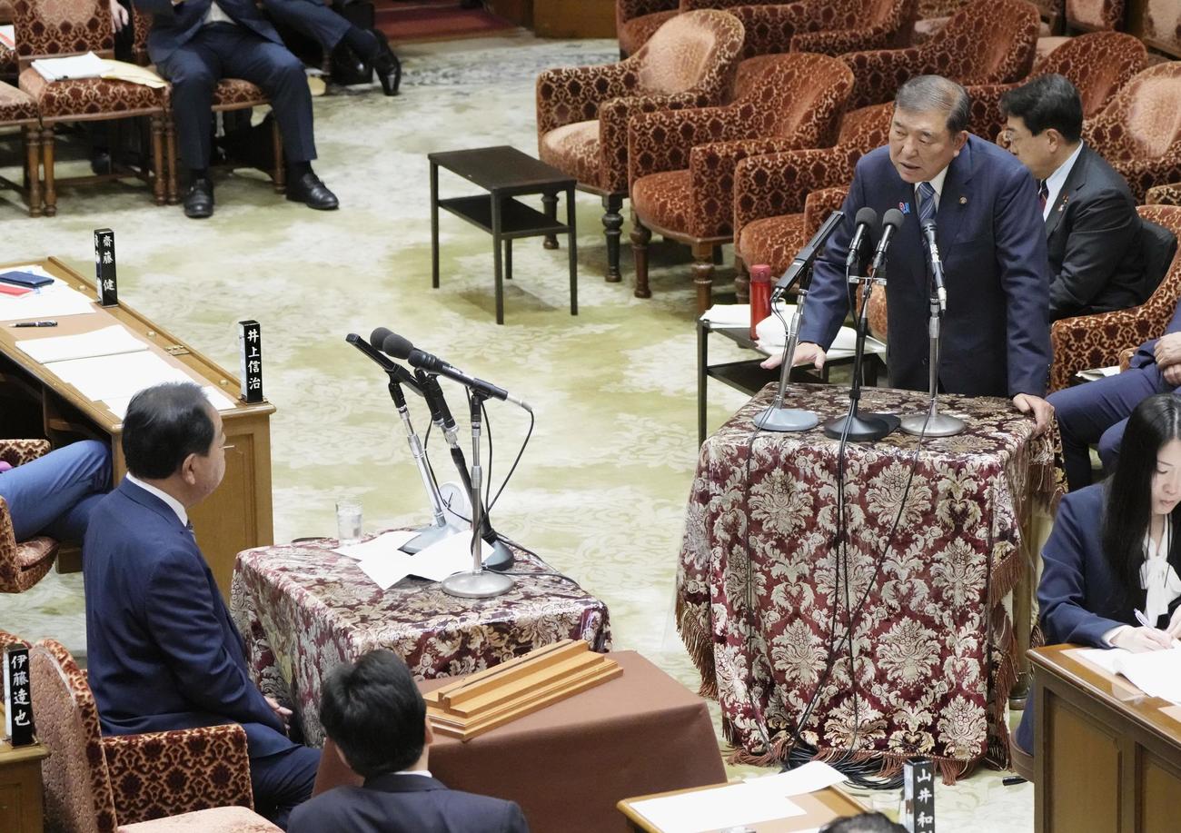 衆院予算委の集中審議で、立憲民主党の野田代表（左端）の質問に答弁する石破首相＝4日午前（共同）