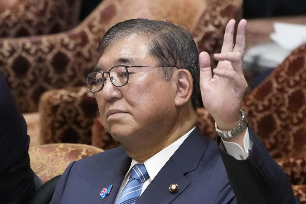 衆院予算委の集中審議で、答弁のため挙手する石破首相＝4日午前（共同）