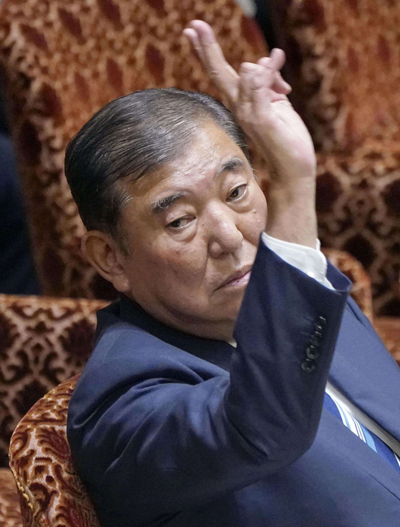 参院予算委の集中審議で答弁のため挙手する石破首相（共同）