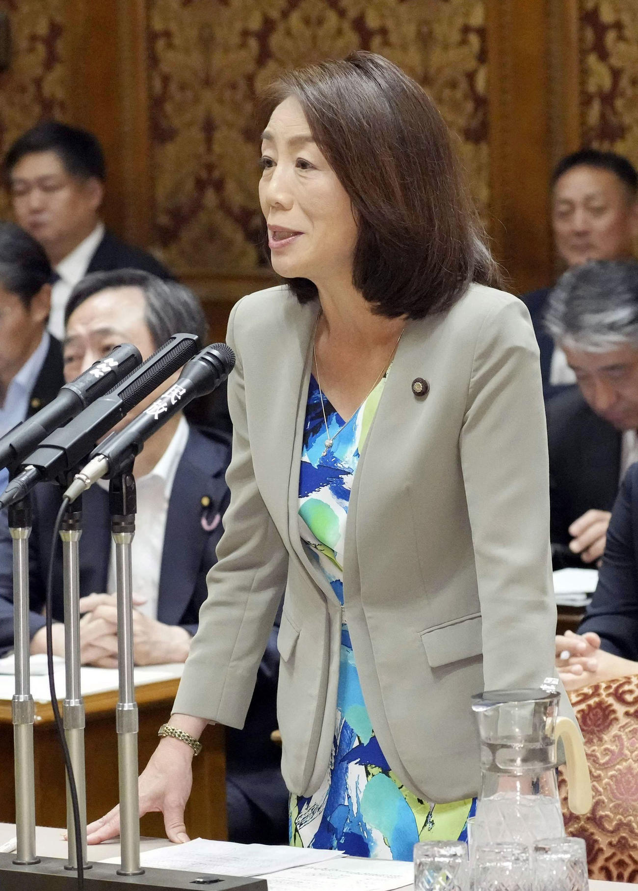 参院予算委の集中審議で質問する立憲民主党の徳永エリ氏＝5日午前（共同）