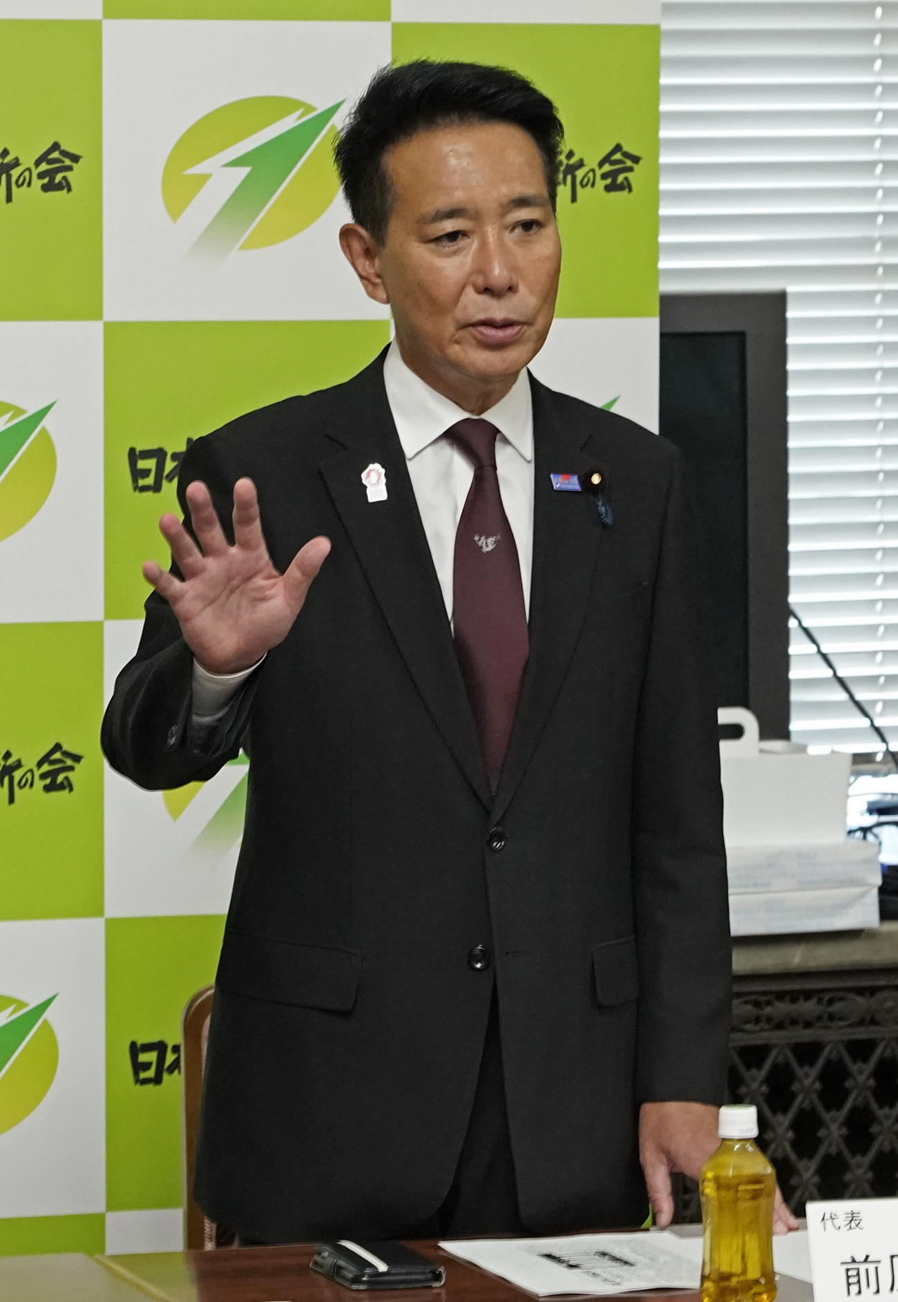 日本維新の会の緊急役員会で辞任を表明する前原共同代表（共同）