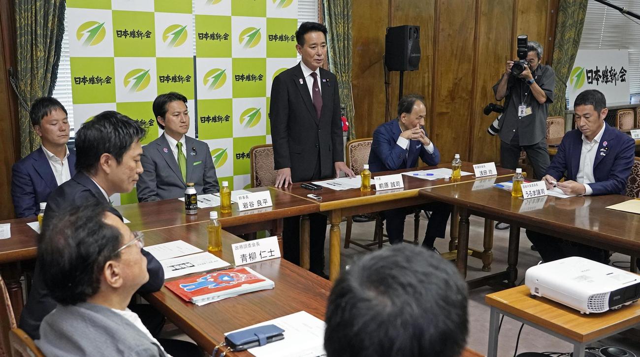 日本維新の会の緊急役員会で辞任を表明する前原共同代表（中央）（共同）