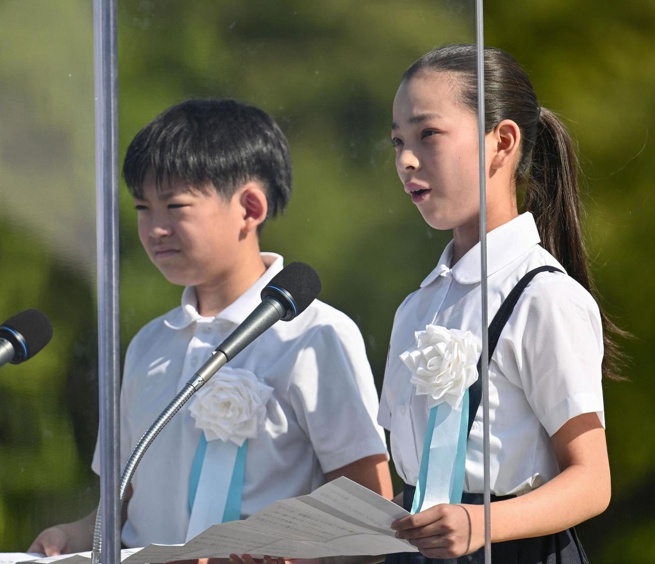 平和記念式典で「平和への誓い」を読み上げる、子ども代表の関口千恵璃さん（右）と佐々木駿さん＝6日午前8時27分、広島市中区（共同）