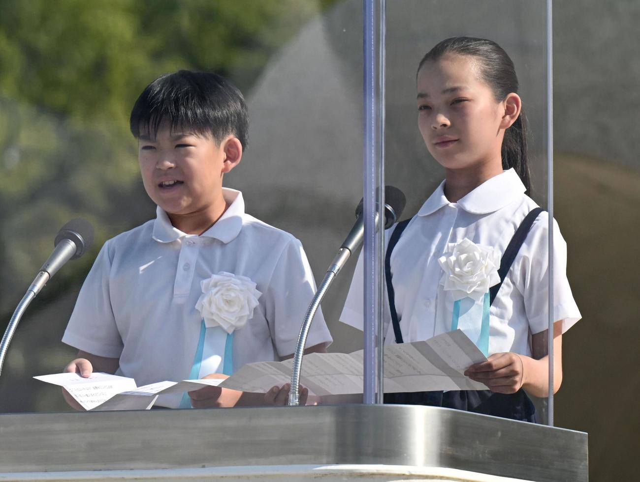 平和記念式典で「平和への誓い」を読み上げる、子ども代表の佐々木駿さん（左）と関口千恵璃さん＝6日午前8時29分、広島市中区の平和記念公園（共同）