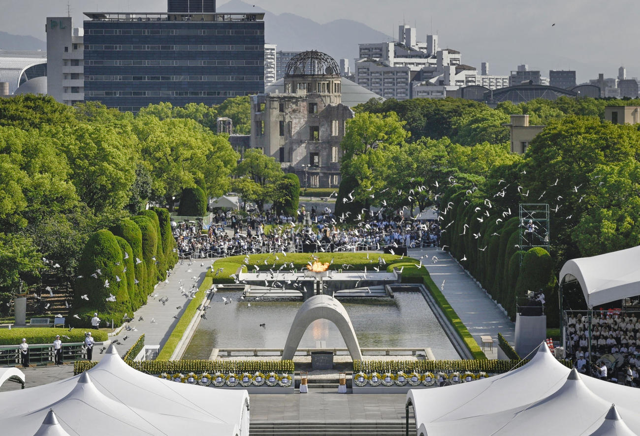 被爆から80年の平和記念式典で会場に放たれたハト（共同）