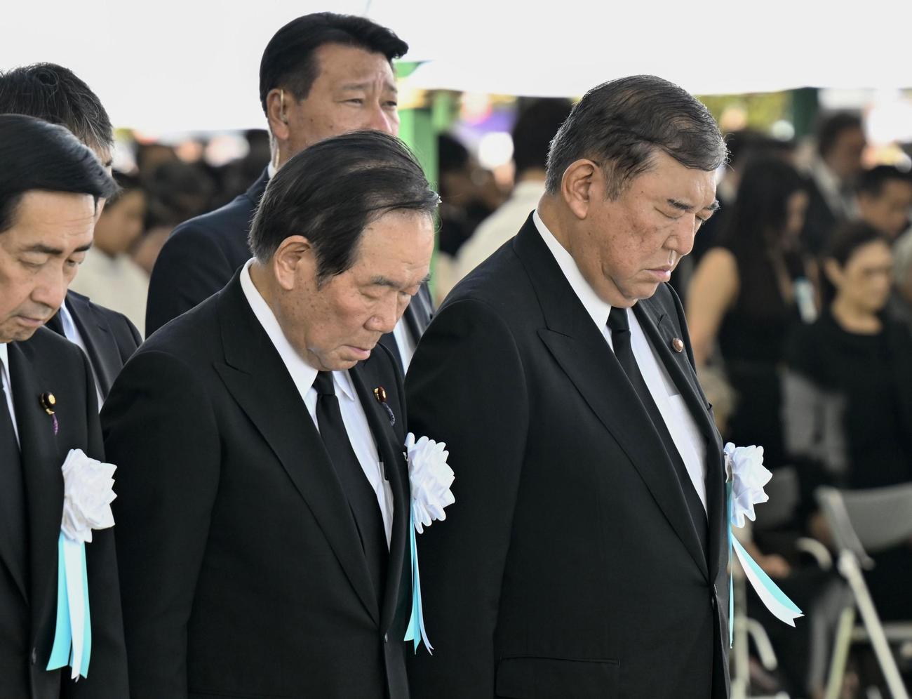 平和記念式典で黙とうする石破首相。左は額賀衆院議長＝6日午前8時15分、広島市中区の平和記念公園（共同）