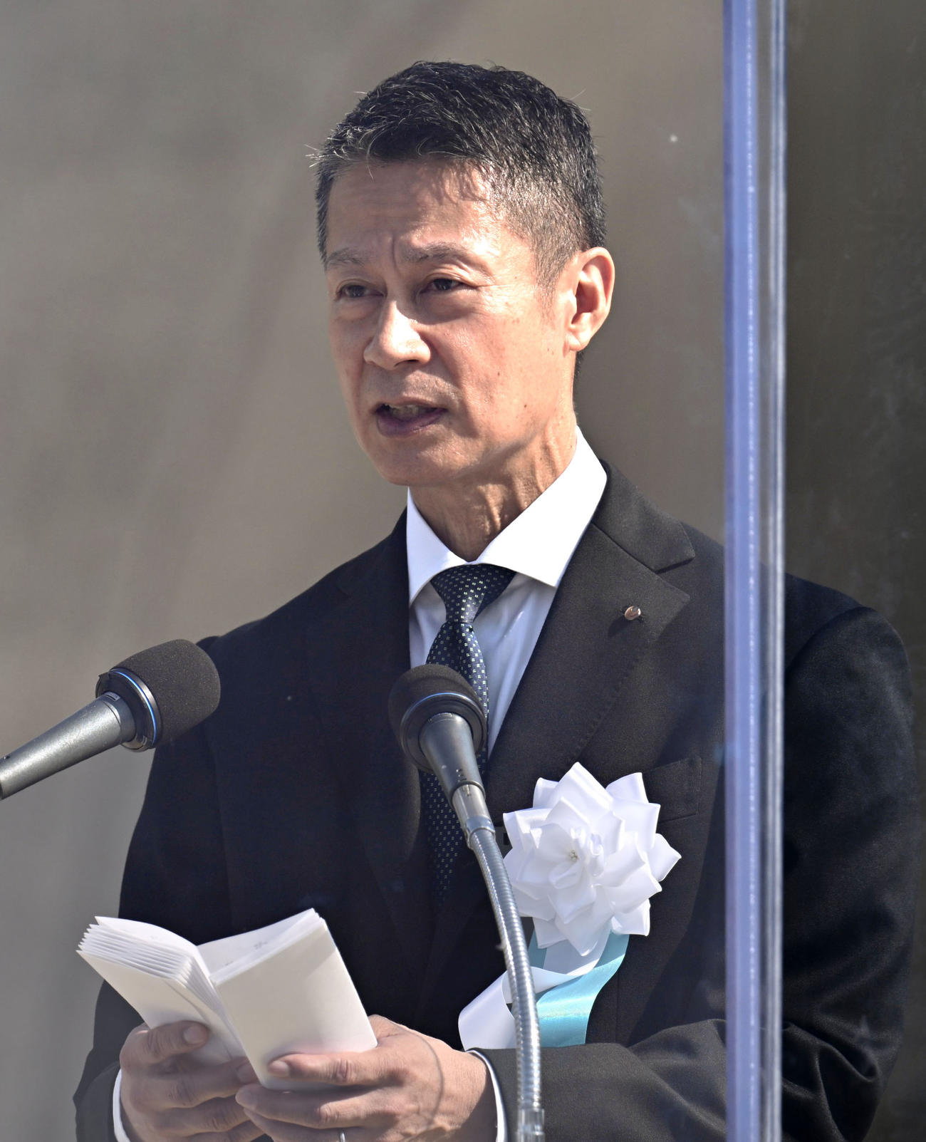 平和記念式典であいさつする広島県の湯崎英彦知事＝6日午前8時42分、広島市中区の平和記念公園（共同）
