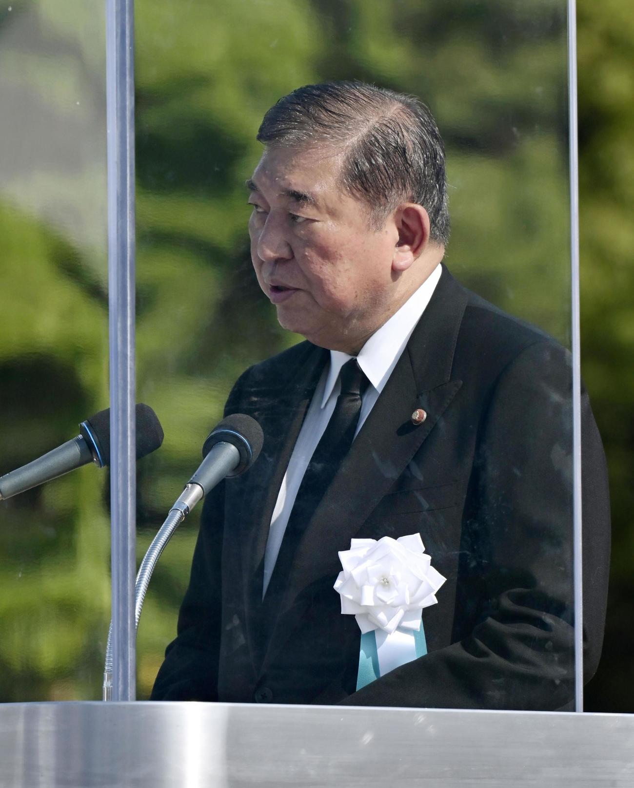 平和記念式典であいさつする石破首相＝6日午前8時35分、広島市中区の平和記念公園（共同）
