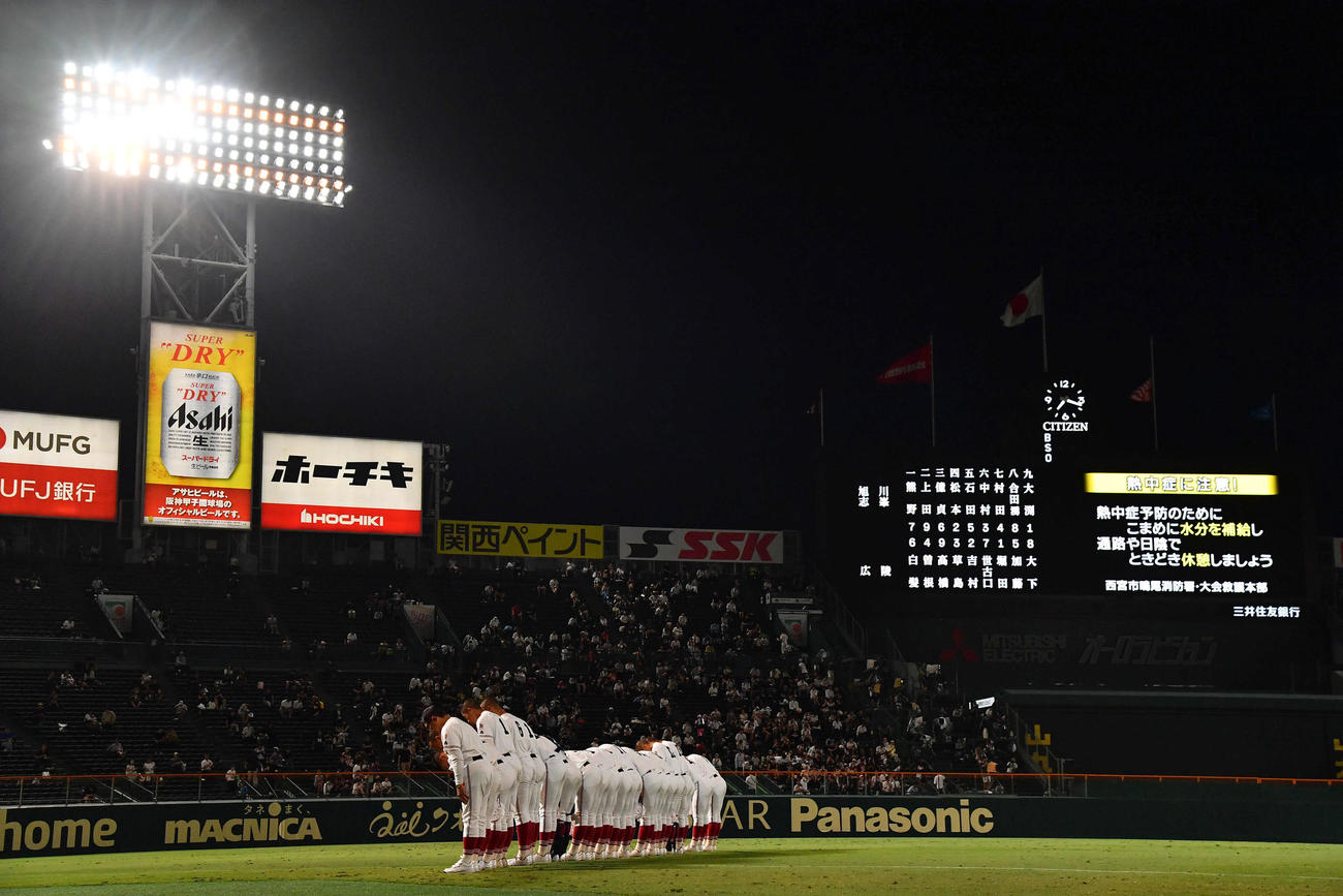 旭川志峯対広陵　試合前、アルプススタンドの応援団にあいさつする広陵ナイン（撮影・岩下翔太）