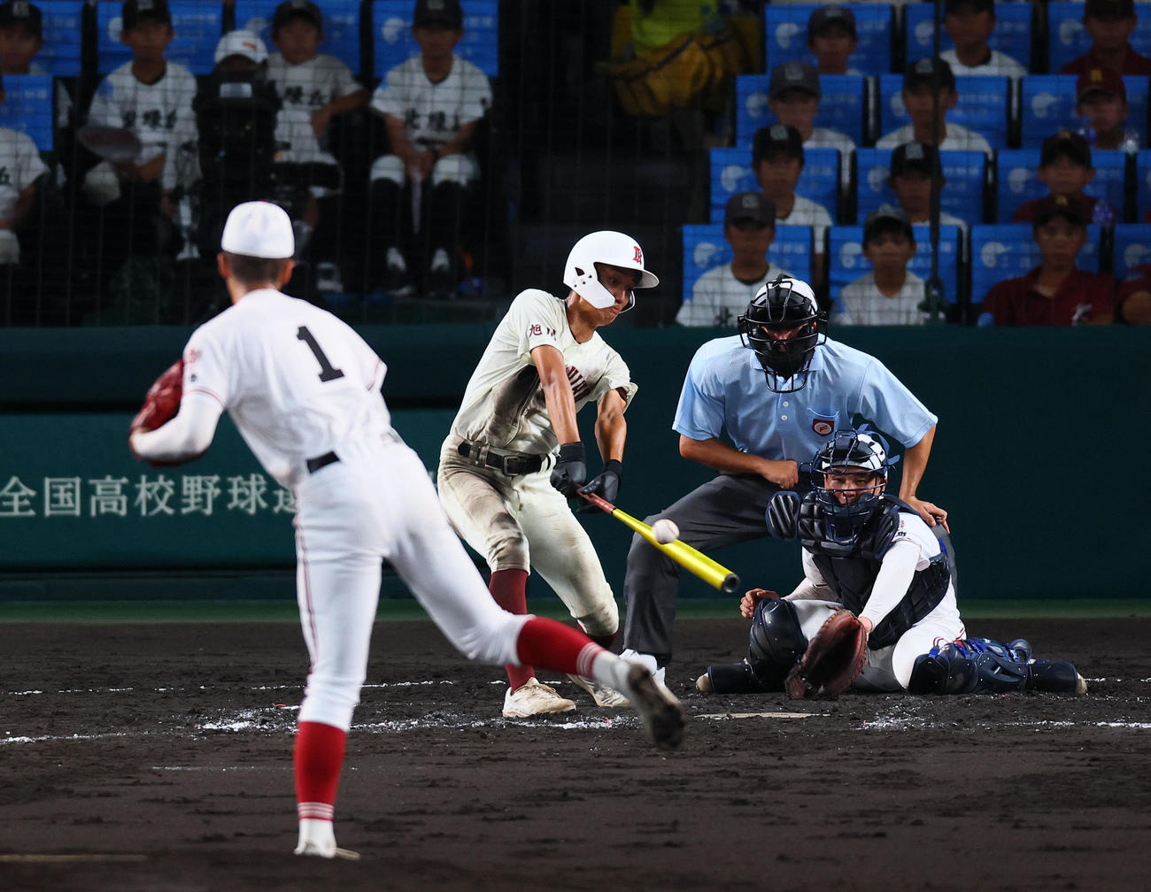 旭川志峯対広陵　4回表旭川志峯1死三塁、石田は中前に先制適時打を放つ。投手堀田（撮影・藤尾明華）