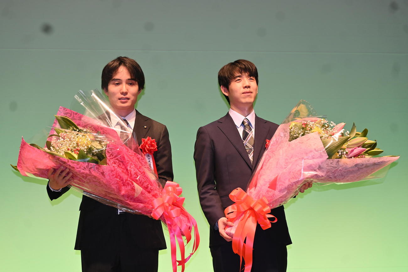花束を手にする佐々木勇気八段（左）藤井聡太竜王（2024年11月撮影）