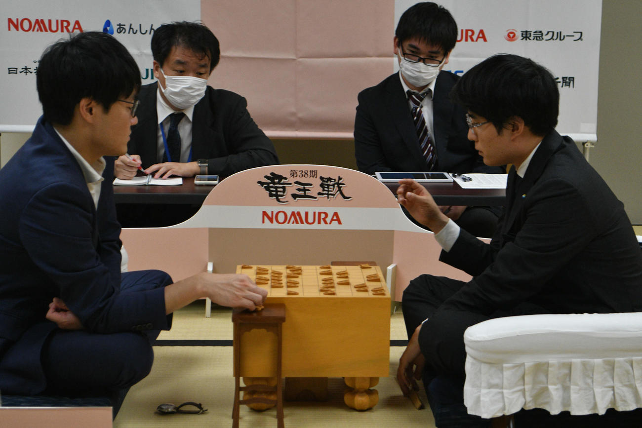 石田直裕六段（左）に連勝して2期連続2回目の竜王戦挑戦権を獲得した佐々木勇気八段（右）