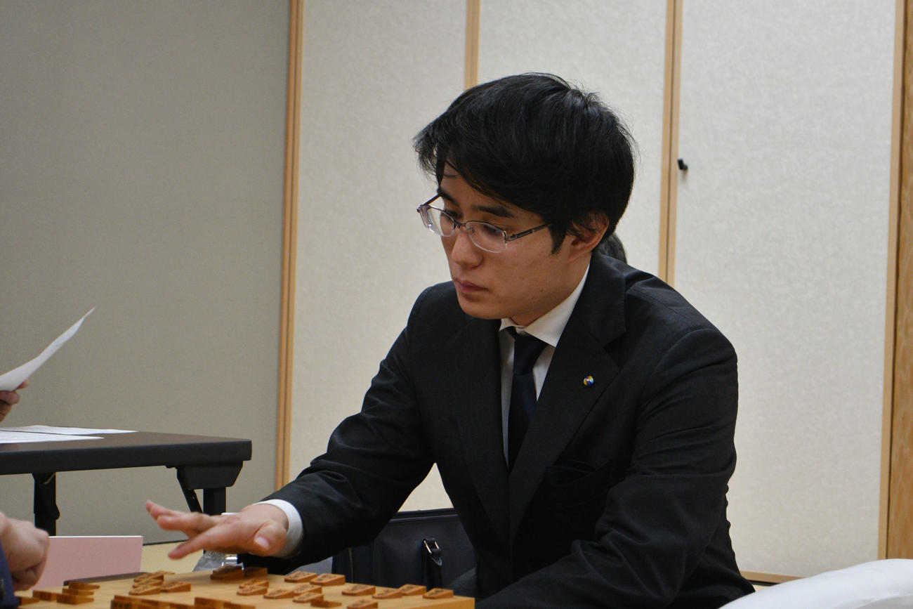 石田直裕六段に連勝して2期連続2回目の竜王戦挑戦権を獲得した佐々木勇気八段