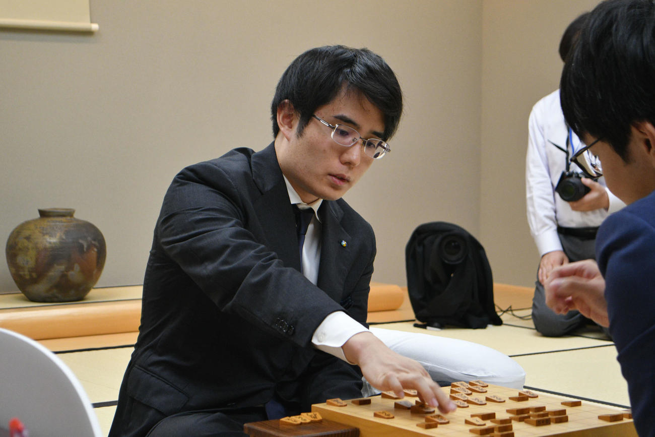 石田直裕六段に連勝して2期連続2回目の竜王戦挑戦権を獲得した佐々木勇気八段