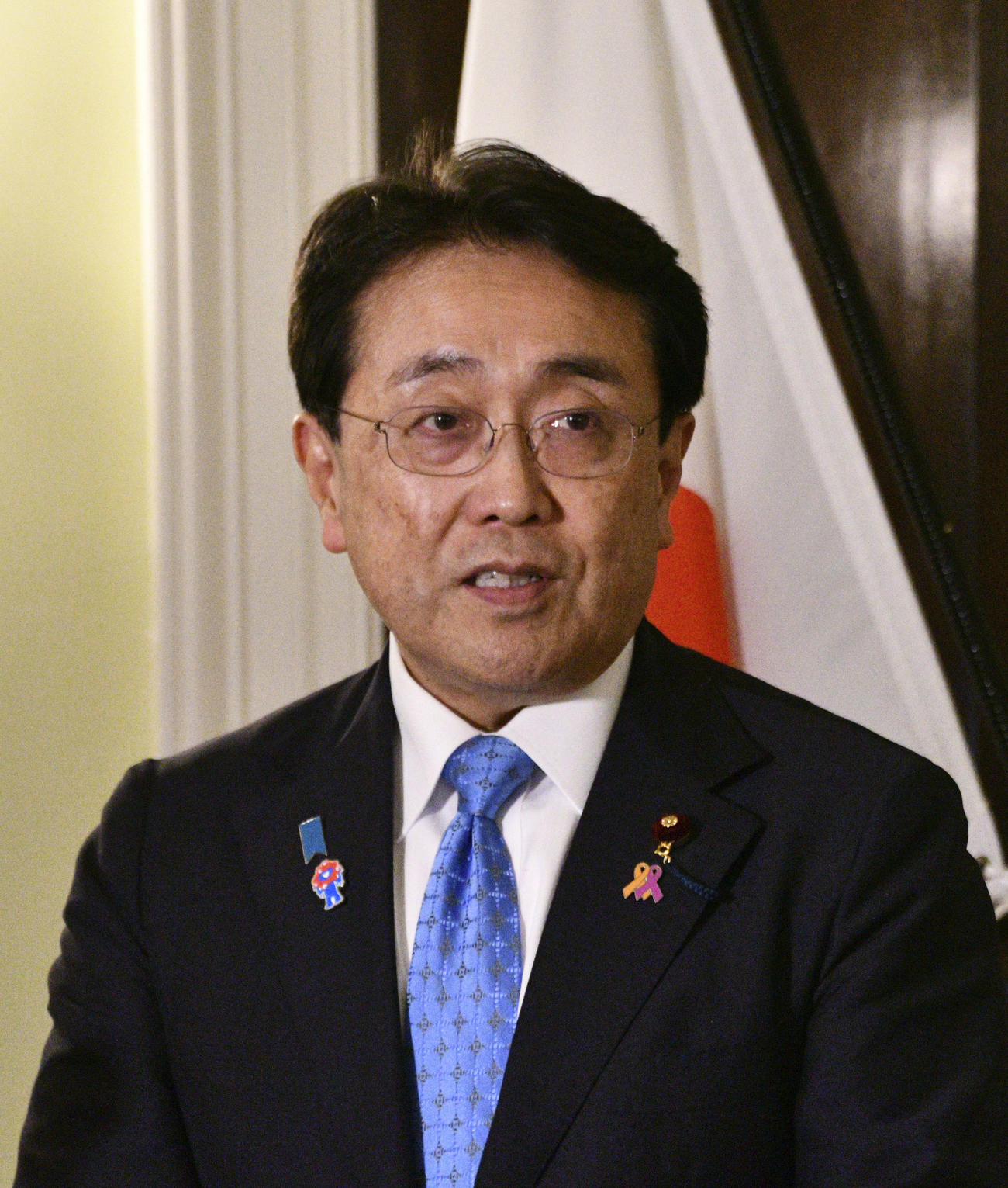 7日、米ワシントンで取材に応じる赤沢経済再生相（共同）