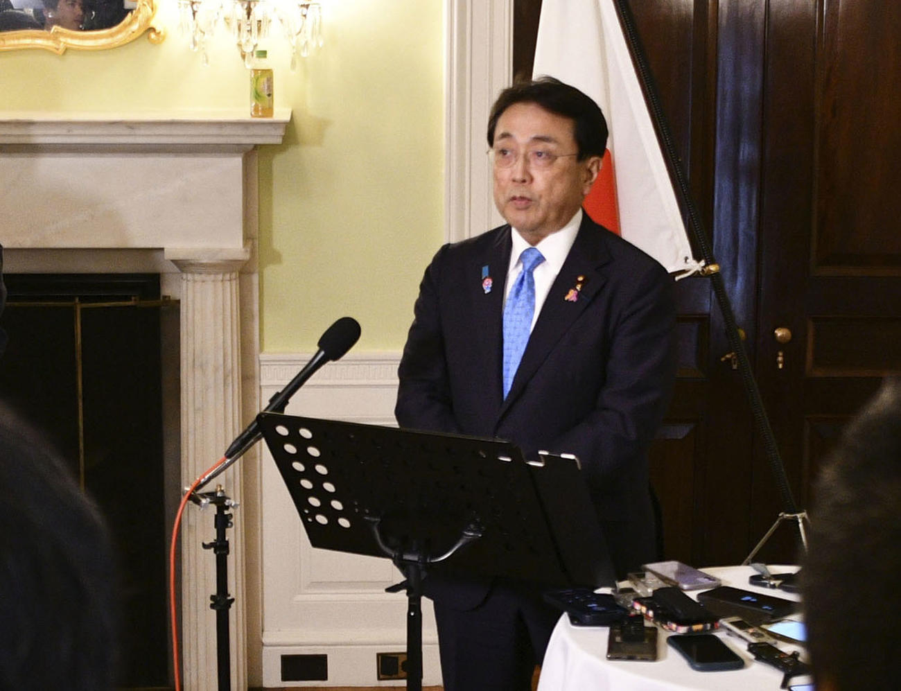 米ワシントンで取材に応じる赤沢経済再生相＝7日（共同）