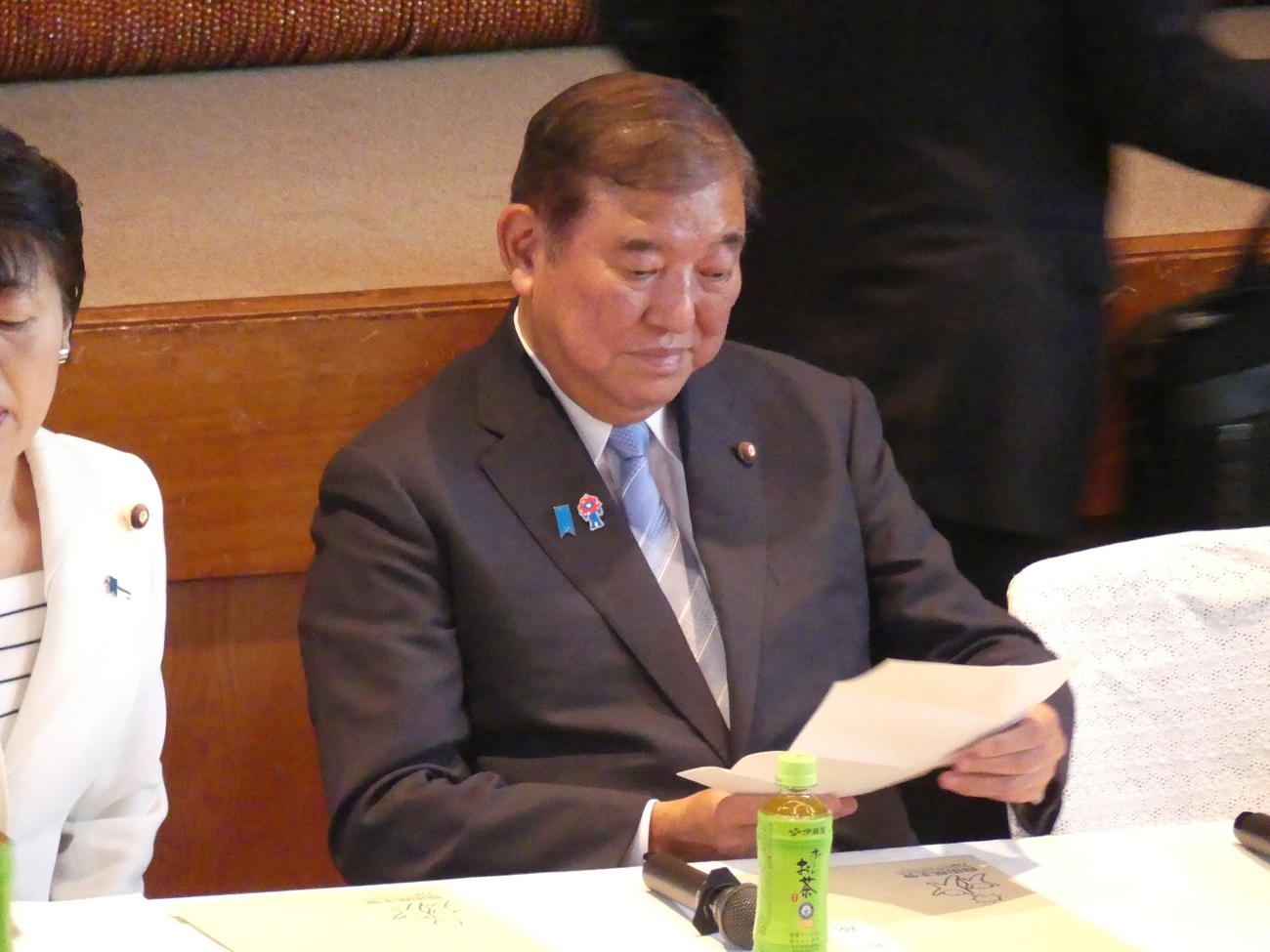 自民党両院議員総会前、用意したペーパーに目を落とす石破茂首相（撮影・中山知子）