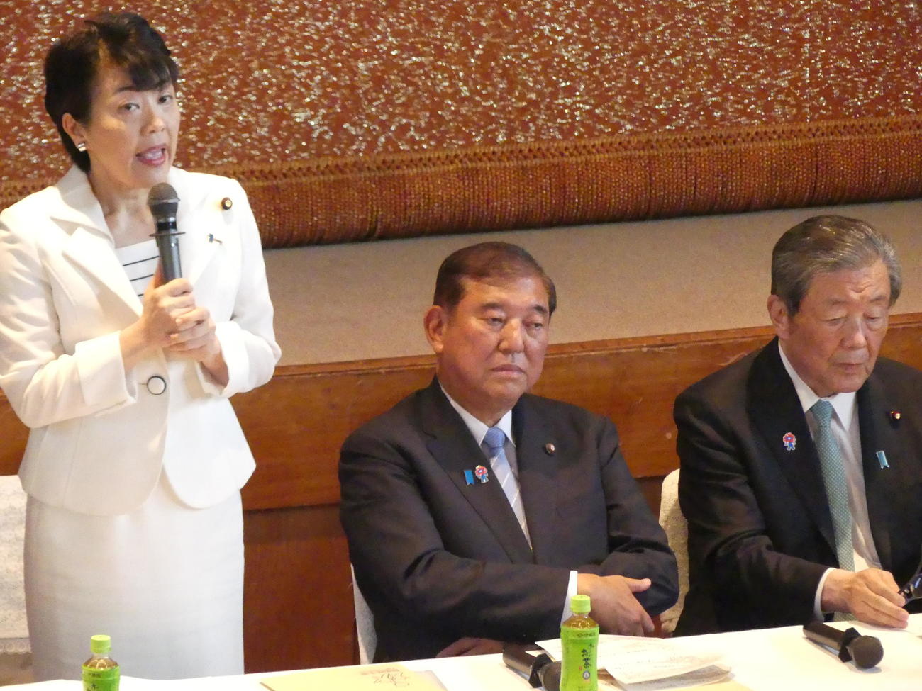 自民党両院議員総会であいさつする左から有村治子両院議員総会長、石破茂首相、森山裕幹事長（撮影・中山知子）