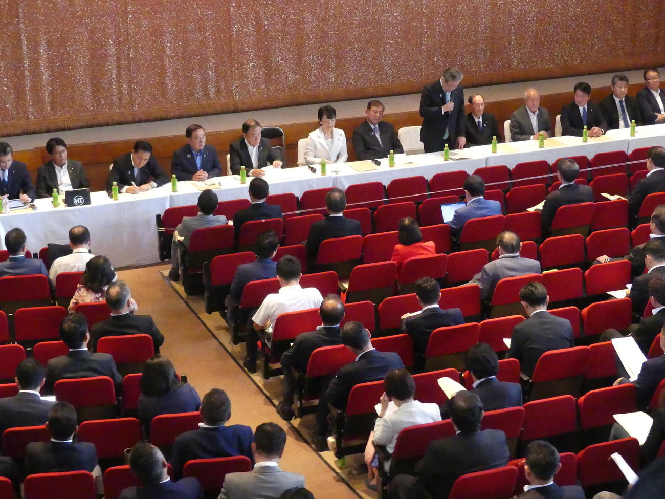 自民党本部で行われた両院議員総会（撮影・中山知子）