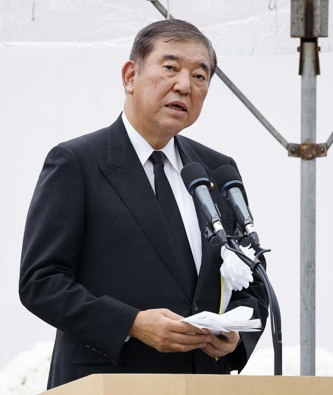「長崎原爆犠牲者慰霊平和祈念式典」であいさつする石破首相（共同）